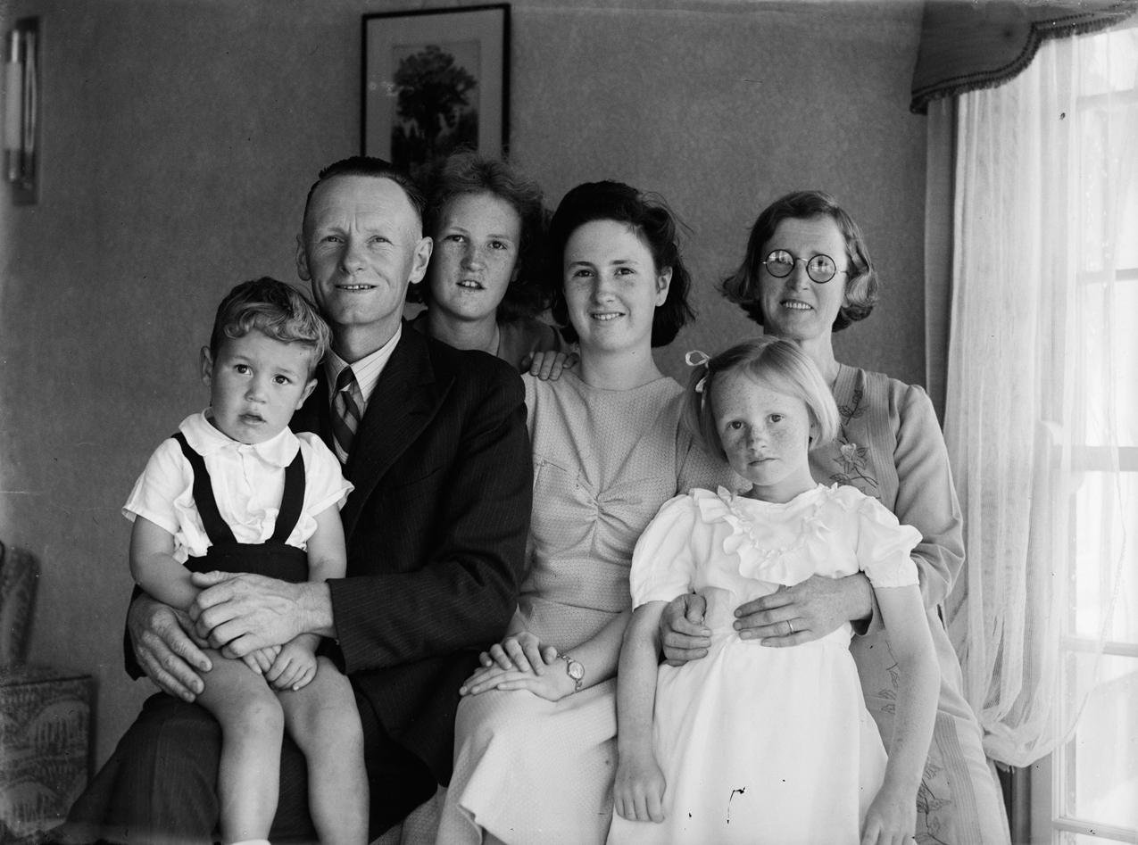 File:Portrait of a family of six in a living room (AM 74989-1).jpg