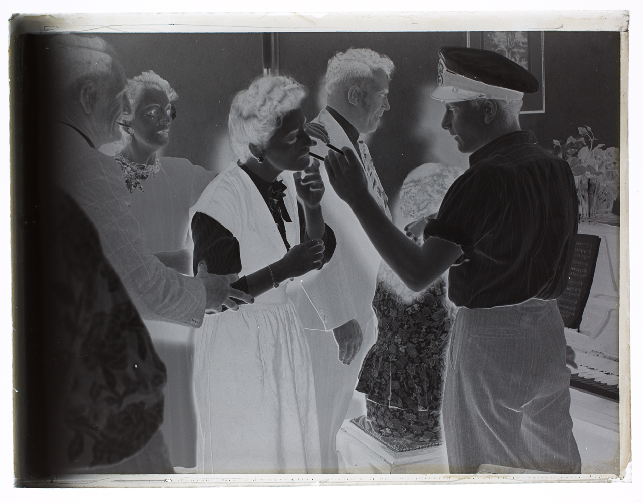 File:Young man lighting a woman's cigarette (AM 75843-2).jpg